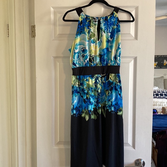 Beautiful, Peter Nygard, size M, halter style dress with pockets! Great colours! - Picture 2 of 7